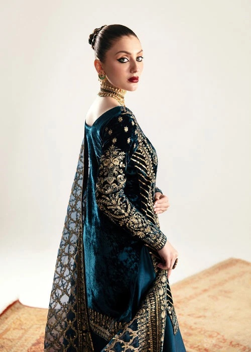 Kanwal Malik Nazmi valvet Pakistani fashion outfit in teal tones.